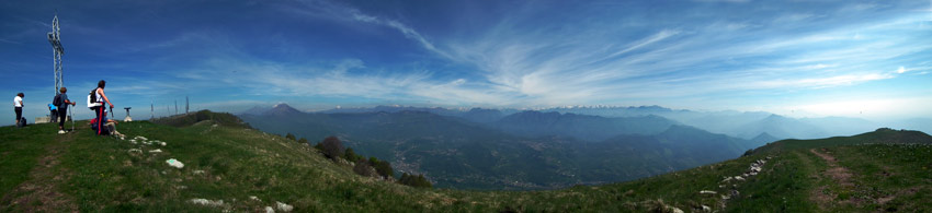 Dal Linzone vista su Valle Imagna. Brembana e le Prealpi e Alpi Orobie